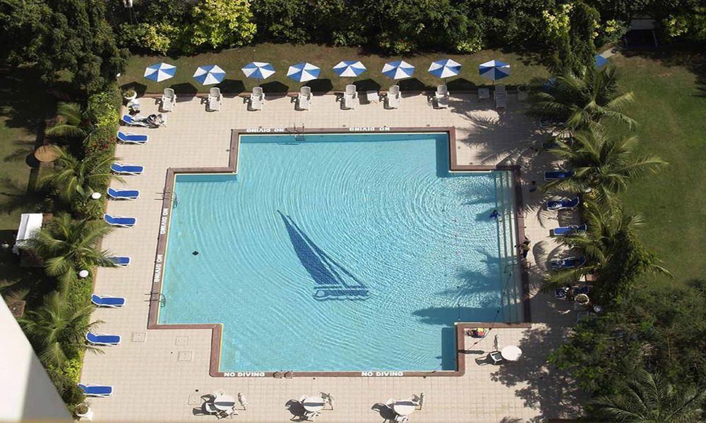 Avari Towers Carachi Exterior foto The pool at the Boca Raton Resort