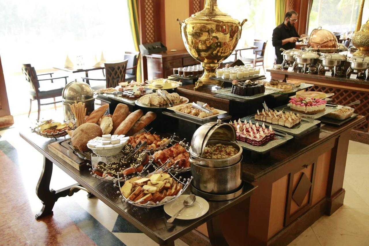 Avari Towers Carachi Exterior foto A buffet at a hotel